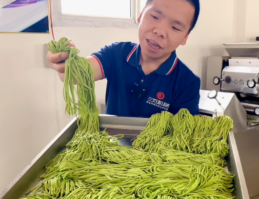 多功能面條機(jī)怎么制作面條