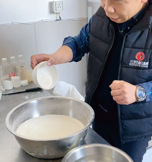 老鐵用饅頭機(jī)做饅頭，卻捅破豆渣這個馬蜂窩“咋辦”？