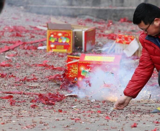 新春佳節在家包餃子，一凍就裂？難道餃子機還有防凍裂功能？