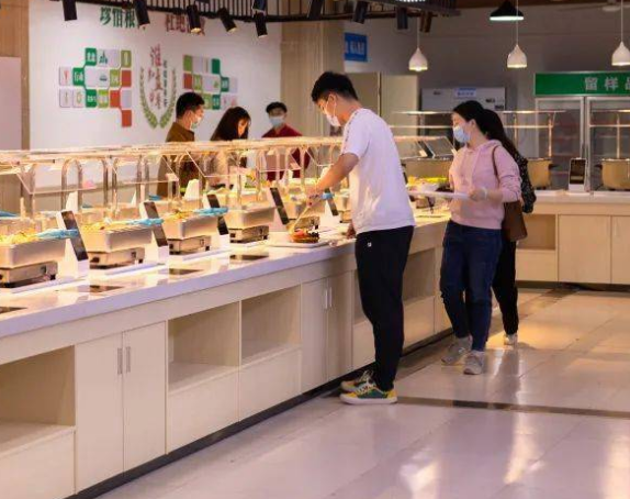 掌勺大廚成為“肇事者”切菜機怎么去解圍？