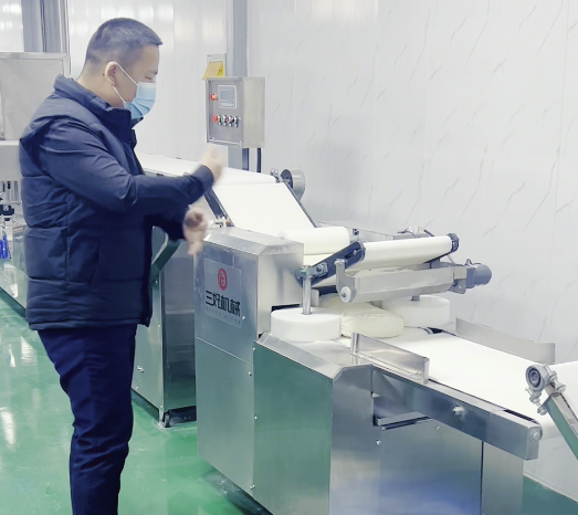 一個饅頭房到底需要一臺多大的饅頭機做饅頭？